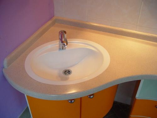 Искусственный камень в ванной. Столешница из искусственного камня под раковину в ванную комнату: особенности декора санузла