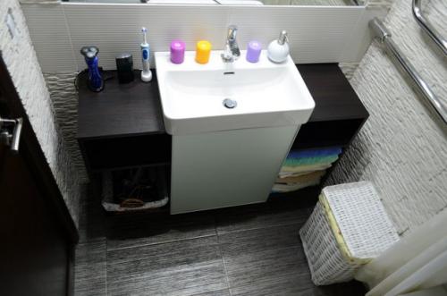 Искусственный камень в ванной. Столешница из искусственного камня под раковину в ванную комнату: особенности декора санузла 18 Искусственный камень в ванной. Столешница из искусственного камня под раковину в ванную комнату: особенности декора санузла 18