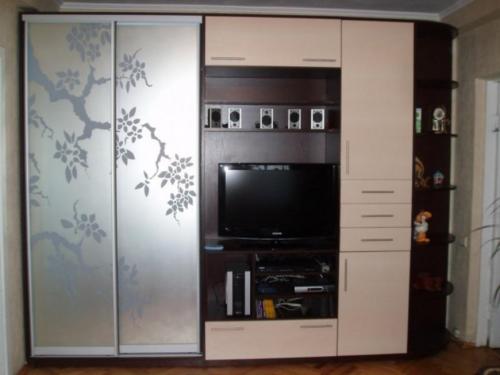 Шкаф-купе во всю стену в зал. Разновидность шкафов купе для гостиной 06