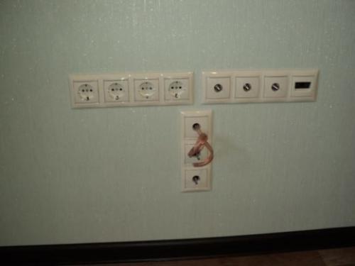 Как повесить телевизор на стену в спальне и спрятать провода. Прямо в стену