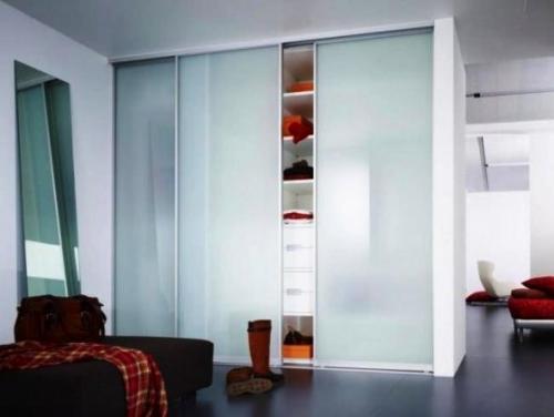 Какой фасад шкафа купе лучше. Преимущества и недостатки