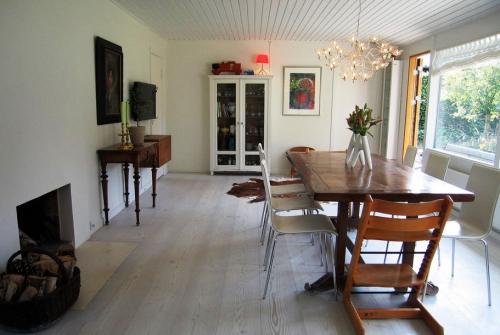 Какой цвет дверей выбрать под серый ламинат. Как использовать серый ламинат в интерьере