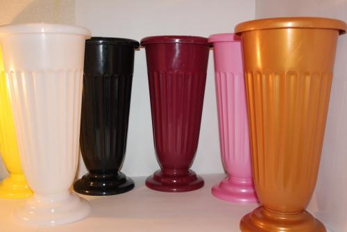 Напольные вазы в интерьере прихожей. По материалу изготовления