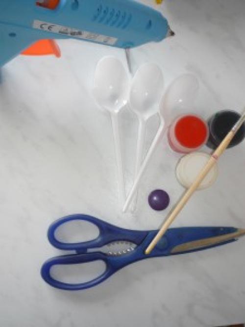 Как сделать божью коровку из пластиковых ложек.