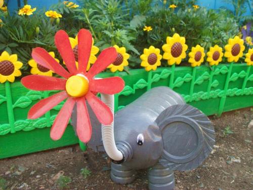 Цветы из пластиковых бутылок на забор. Что хорошего в пластиковых бутылках