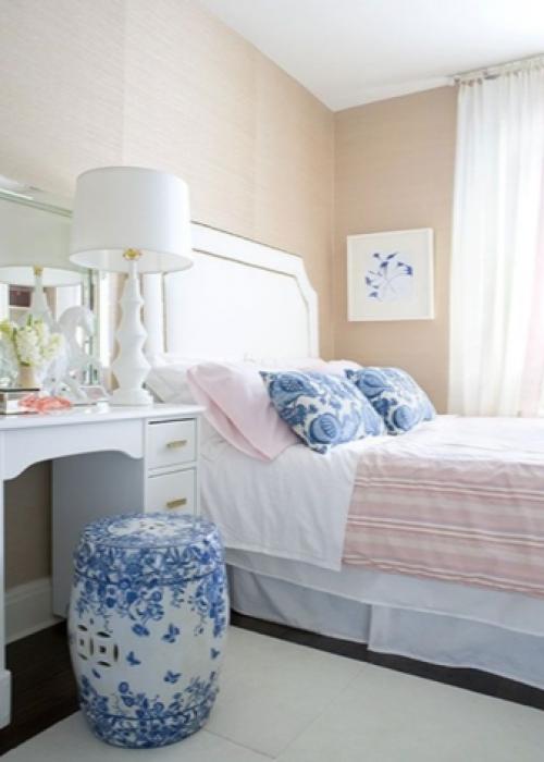 Какие должны быть обои в спальне. Классические обои в интерьере спальни 07