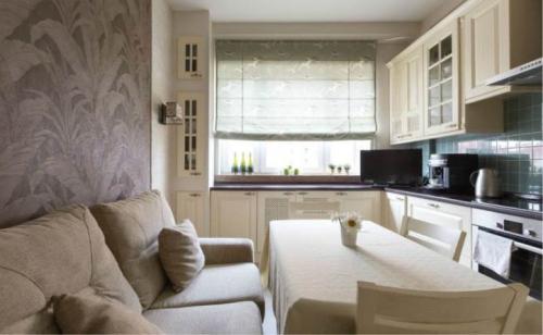 Дизайн кухни с диваном угловым. Вдоль одной стены с гарнитуром 23