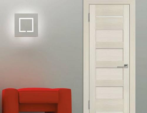 Плинтус темнее пола. Какого цвета ставить двери: в тон полу или нет