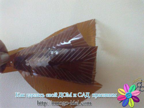 Попугай из пластиковых ложек. 