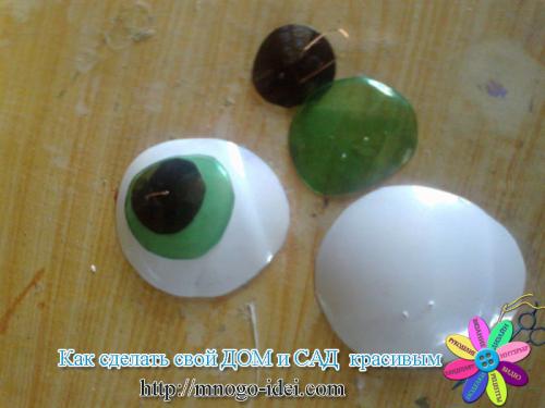 Попугай из пластиковых ложек. 