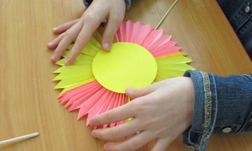 Поделки на День матери своими руками картинки. Поделка на День матери для детского сада из салфеток, гофрированной бумаги или картона (шаблоны прилагаются)