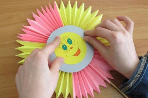 Поделки на День матери своими руками картинки. Поделка на День матери для детского сада из салфеток, гофрированной бумаги или картона (шаблоны прилагаются)