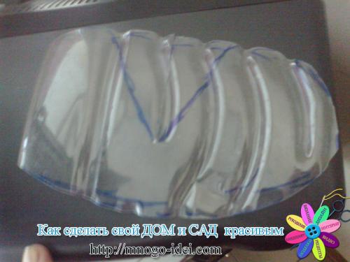 Попугай из пластиковых ложек. 