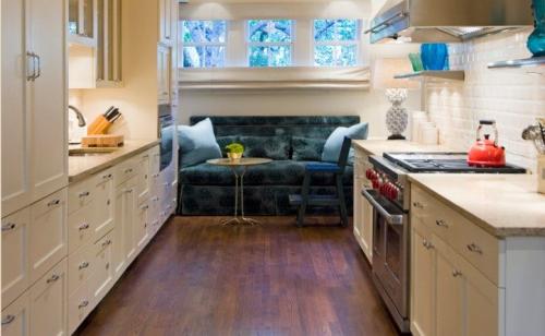 Кухня с диваном 14 метров. Подходящие виды планировки – 3 варианта