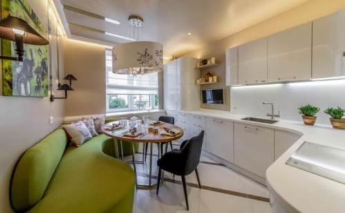 Кухня с диваном 14 метров. Подходящие виды планировки – 3 варианта