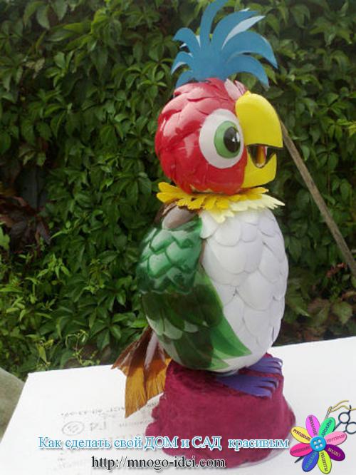Попугай из пластиковых ложек. 