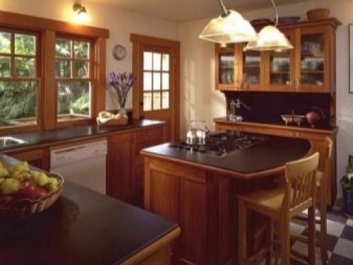 Дизайн кухни с диваном угловым. Вдоль одной стены с гарнитуром 11