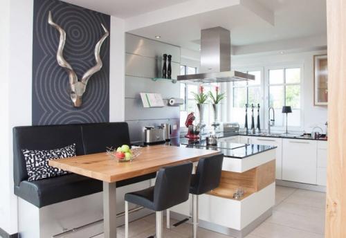 Дизайн кухни с диваном угловым. Вдоль одной стены с гарнитуром