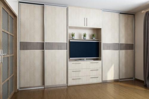 Шкаф-купе во всю стену в зал. Разновидность шкафов купе для гостиной 03