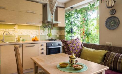 Кухня с диваном 14 метров. Подходящие виды планировки – 3 варианта