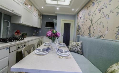 Кухня с диваном 14 метров. Подходящие виды планировки – 3 варианта