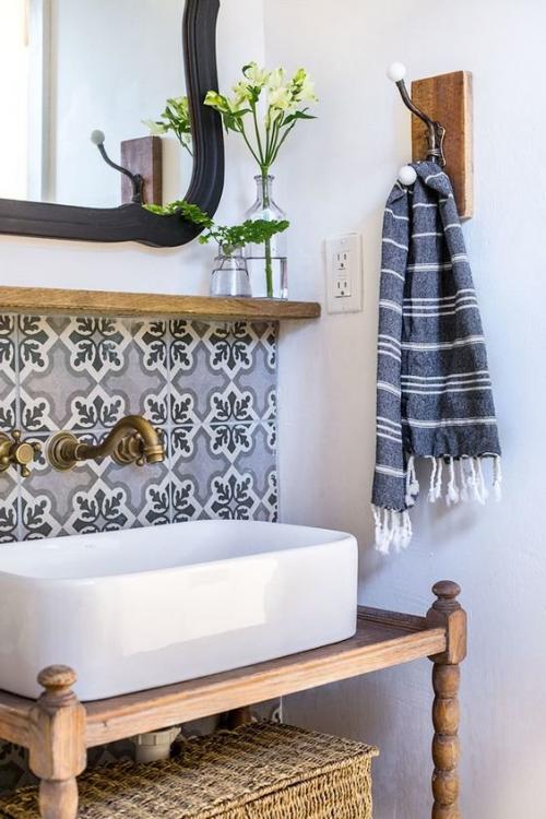 В какой цвет покрасить маленькую ванную комнату. Идеи для маленьких ванных комнат: керамическая плитка или покраска