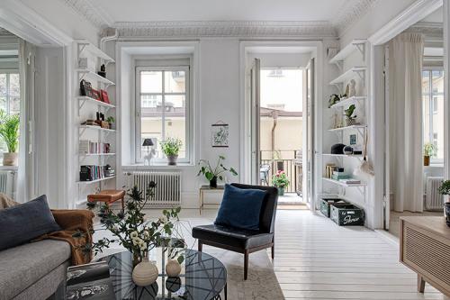 Белоснежная квартира в Гётеборге с теплыми и холодными акцентами 02