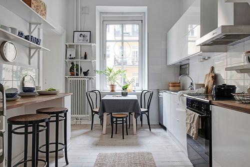 Белоснежная квартира в Гётеборге с теплыми и холодными акцентами 10