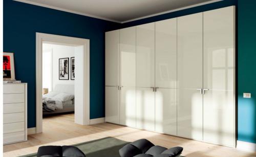 Встроенный шкаф купе с распашными дверями. Как разместить встроенный шкаф с распашными дверями в нише