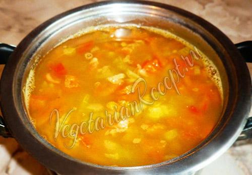 Суп из коричневой чечевицы. Суп из чечевицы с сельдереем и помидорами