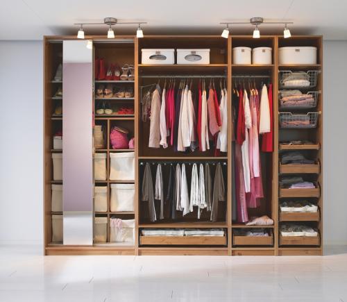 Встроенный шкаф купе с распашными дверями. Как разместить встроенный шкаф с распашными дверями в нише