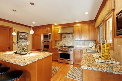 Интерьер кухни. Красивый дизайн кухни, расположенной в частном доме