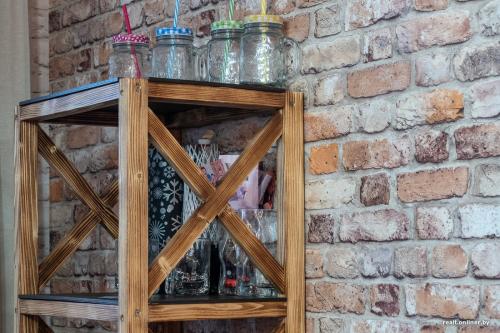 Дешевый лофт ремонт. Стойки, как в Jysk и кровать из поддонов