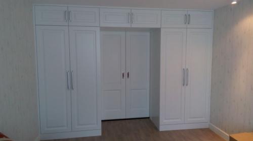 Встроенный шкаф купе с распашными дверями. Как разместить встроенный шкаф с распашными дверями в нише