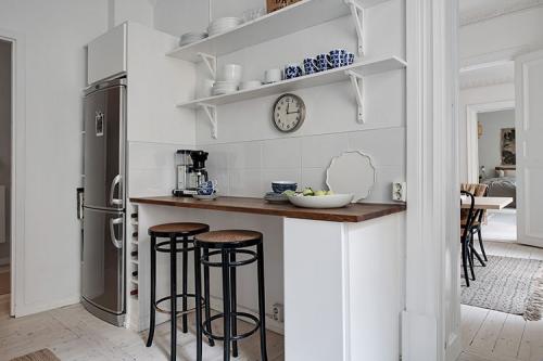 Белоснежная квартира в Гётеборге с теплыми и холодными акцентами 12