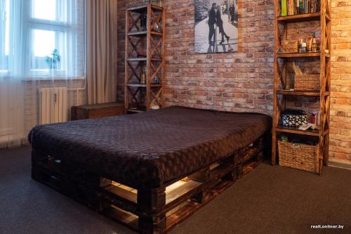 Дешевый лофт ремонт. Стойки, как в Jysk и кровать из поддонов