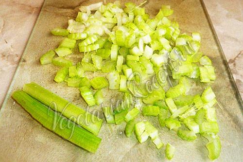 Суп из коричневой чечевицы. Суп из чечевицы с сельдереем и помидорами