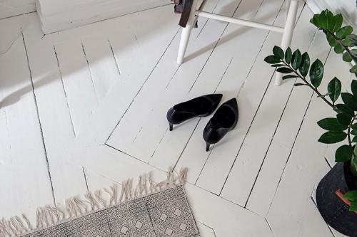 Белоснежная квартира в Гётеборге с теплыми и холодными акцентами 07