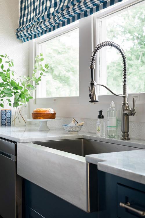 Глубокий синий и кирпичная стена 04