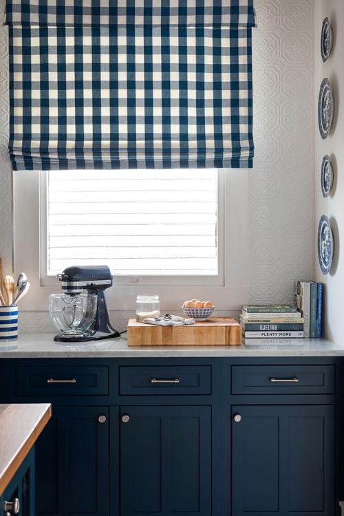 Глубокий синий и кирпичная стена 08