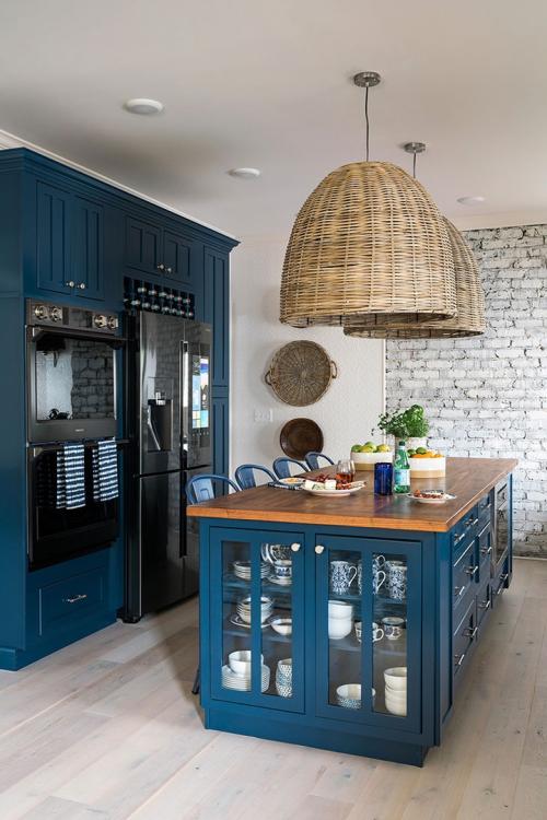 Глубокий синий и кирпичная стена 12