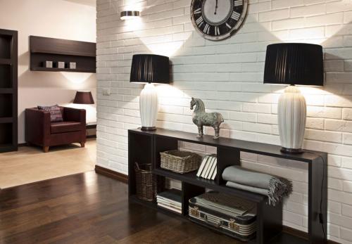 Кирпич в интерьере гостиной. Преимущества и недостатки