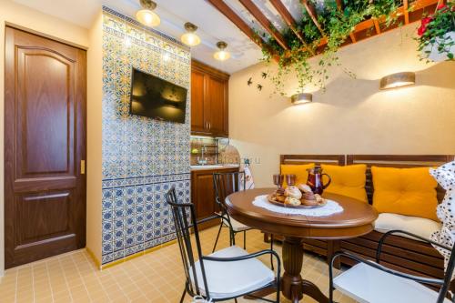 Майолика плитка. Как использовать майолику в интерьере ванной и кухни