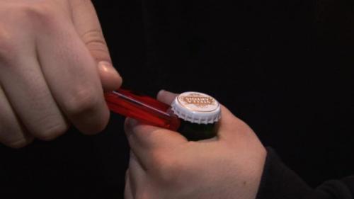 Как открыть бутылку пива открывашкой. 5