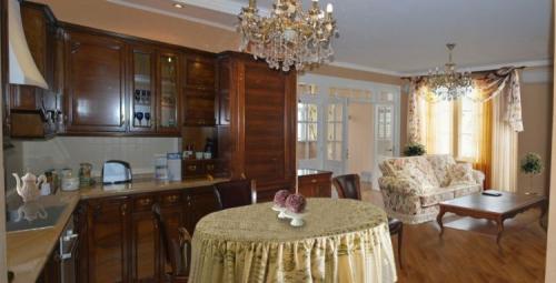 Дизайн маленькой гостинной-столовой. Гостиная-столовая: правила создания интерьера, особенности дизайна. Нюансы зонирования, выбора отделочных материалов. 90 фото примеров разграничения столовой и гостиной