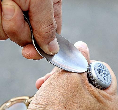 Как открыть бутылку пива. 4 способа открыть бутылку пива без открывалки 02