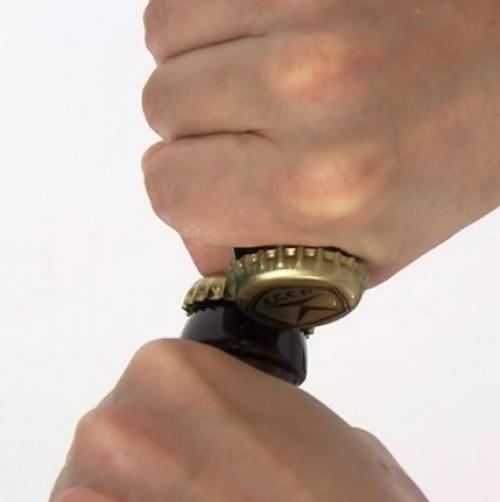 Как открыть бутылку пива. 4 способа открыть бутылку пива без открывалки 03