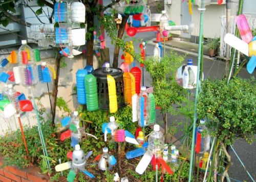 Что можно сделать из пластиковых бутылок для двора. Как сделать поделки из пластиковых бутылок для сада