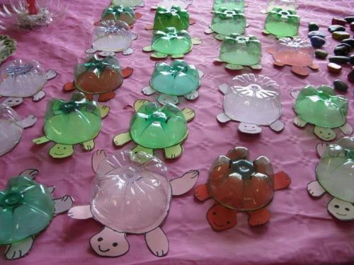 Что можно сделать из пластиковых бутылок для двора. Как сделать поделки из пластиковых бутылок для сада