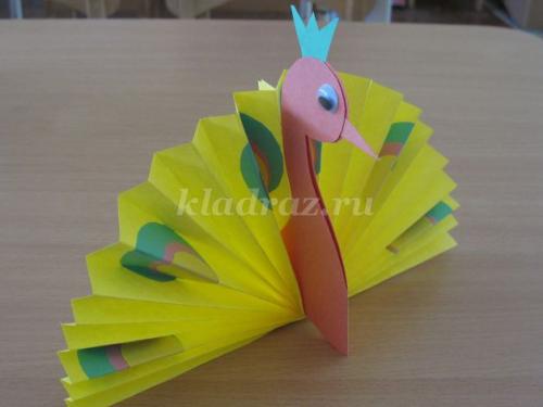 Как сделать павлина из бутылок пластиковых. Видео-уроки 31